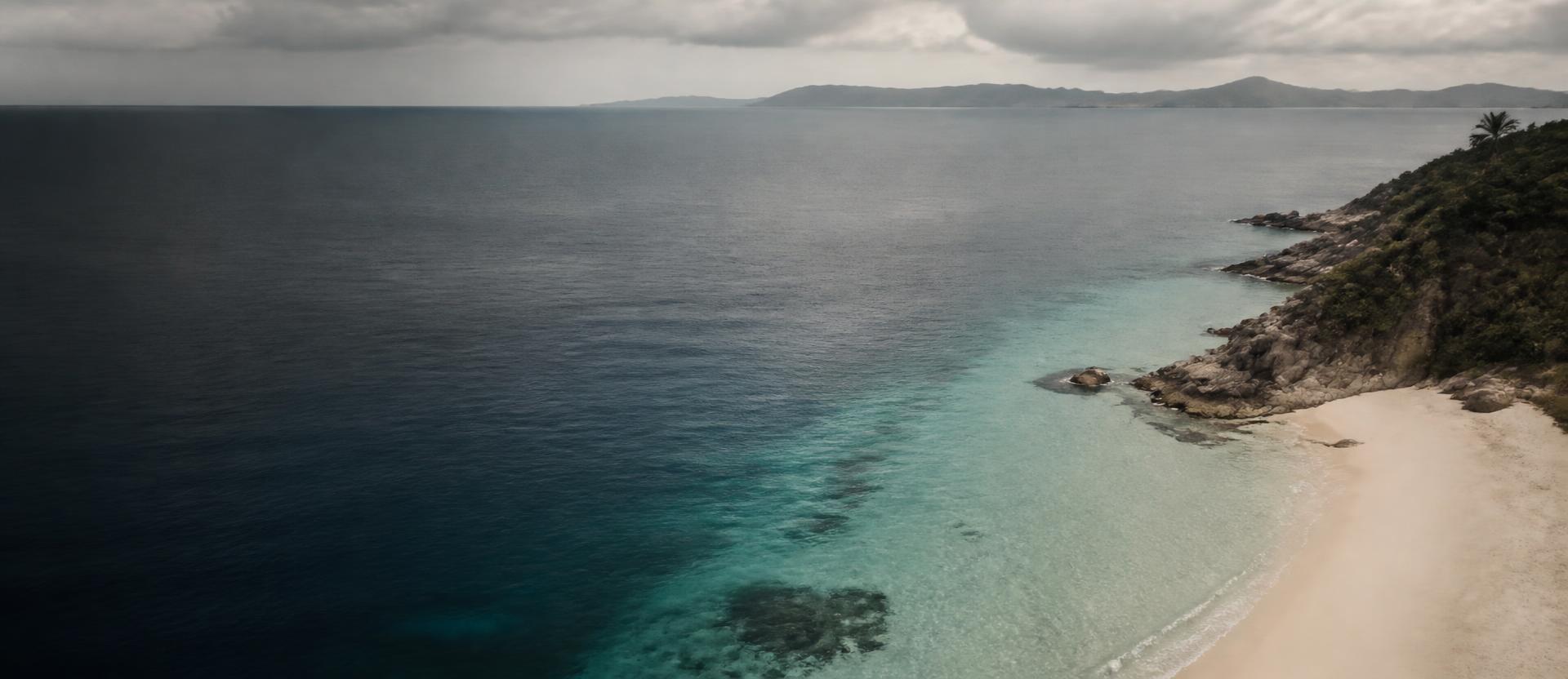 Turquoise kustwater en ongerept strand op Zuid-Lombok